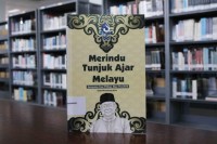 Merindu tunjuk ajar melayu : kumpulan esai pilihan Riau Pos 2015